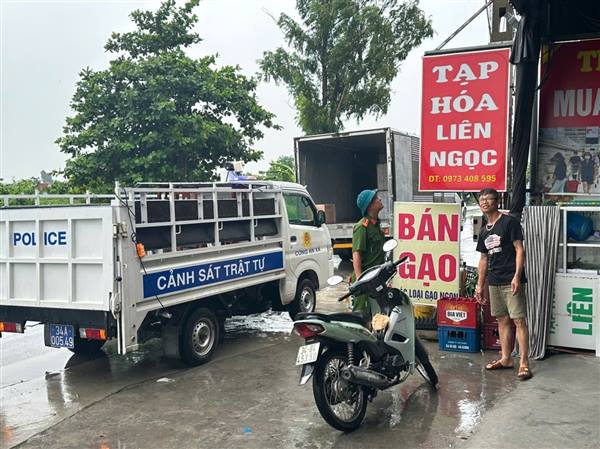Công an xã Đại Sơn tăng cường tuyên truyền phòng, chống thiên tai trong mưa bão