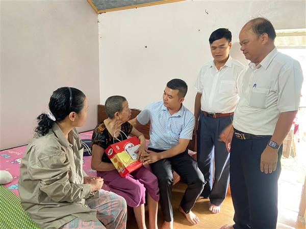 Ủy ban MTTQ xã Đại Sơn tổ chức thăm hỏi, tặng quà các gia đình chính sách nhân dịp 27/7

