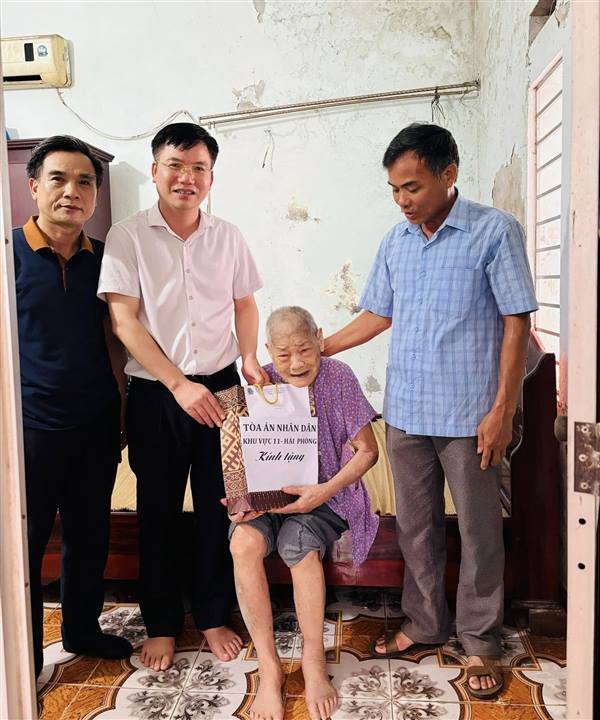 Phó Chánh án Tòa án nhân dân Khu vực 11 thăm, tặng quà đối tượng chính sách tại xã Đại Sơn