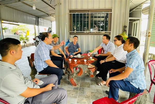 Lãnh đạo xã Đại Sơn kiểm tra đê điều, bến bãi, lồng cá trên sông Thái Bình, sẵn sàng ứng phó với bão Wipha.