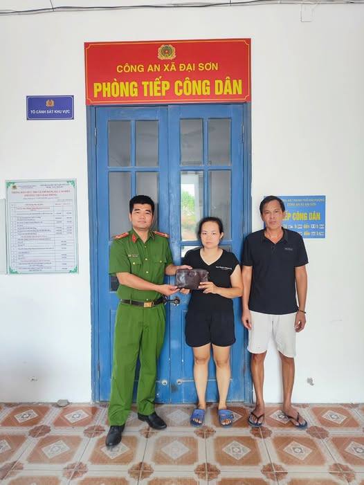 GƯƠNG NGƯỜI TỐT VIỆC TỐT – GIÁO VIÊN NHẶT ĐƯỢC CỦA RƠI TRẢ LẠI NGƯỜI MẤT!