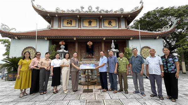 Lãnh đạo xã Đại Sơn trao tặng biển thông tin QR tại các di tích lịch sử - văn hóa cấp tỉnh.