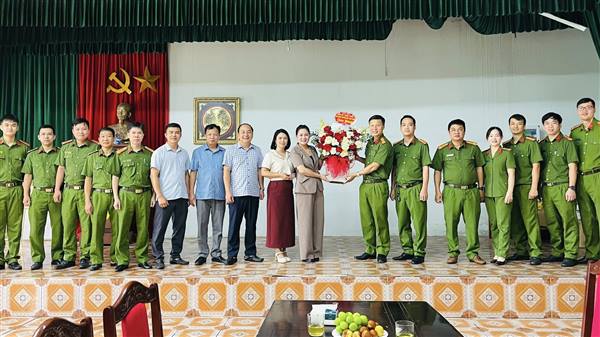 Lãnh đạo xã Đại Sơn chúc mừng Công an xã nhân kỷ niệm 80 năm ngày thành lập lực lượng Công an Nhân dân (19/8/1945 – 19/8/2025).