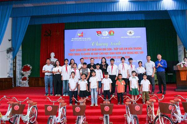 ĐOÀN THANH NIÊN XÃ ĐẠI SƠN TỔ CHỨC CHƯƠNG TRÌNH "THẮP SÁNG ƯỚC MƠ THIẾU NHI ĐẠI SƠN - TIẾP SỨC EM ĐẾN TRƯỜNG"