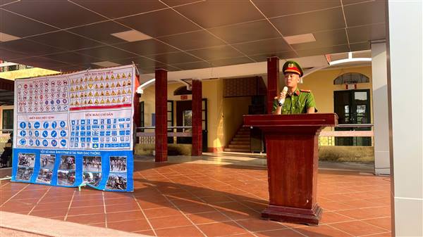 Công an xã Đại Sơn phối hợp với Trường THPT Hưng Đạo tổ chức buổi tuyên truyền, phổ biến giáo dục pháp luật.