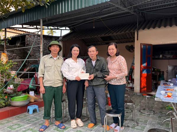 Thôn Đông Phong chung sức làm đường giao thông chào mừng Đại hội Đảng toàn quốc lần thứ XIV