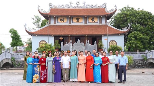 Hội Liên hiệp Phụ nữ xã Đại Sơn tổ chức hành trình về nguồn, tri ân các bậc tiền nhân