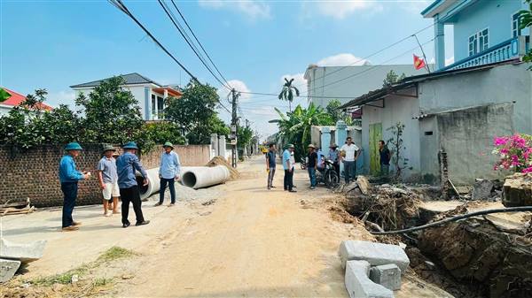 Lãnh đạo UBND xã Đại Sơn kiểm tra tiến độ thi công và công tác giải phóng mặt bằng dự án đường trục xã