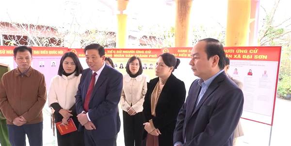 Đồng chí Nguyễn Quang Phúc kiểm tra công tác chuẩn bị bầu cử tại xã Đại Sơn