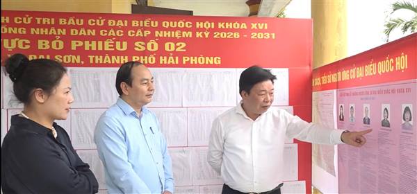 Đồng chí Nguyễn Khắc Toản, Phó Chủ tịch HĐND thành phố kiểm tra công tác chuẩn bị bầu cử tại xã Đại Sơn