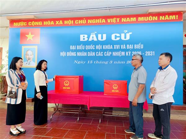 Lãnh đạo xã Đại Sơn kiểm tra công tác chuẩn bị bầu cử tại các Tổ bầu cử