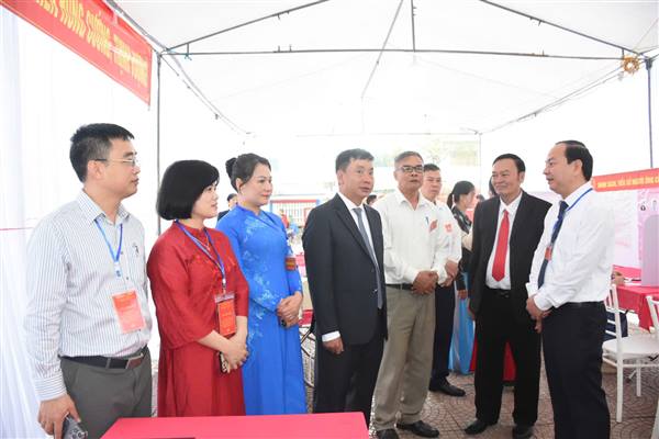 Đồng chí Trần Văn Quân – Phó Chủ tịch UBND thành phố Hải Phòng thăm, động viên công tác bầu cử tại xã Đại Sơn