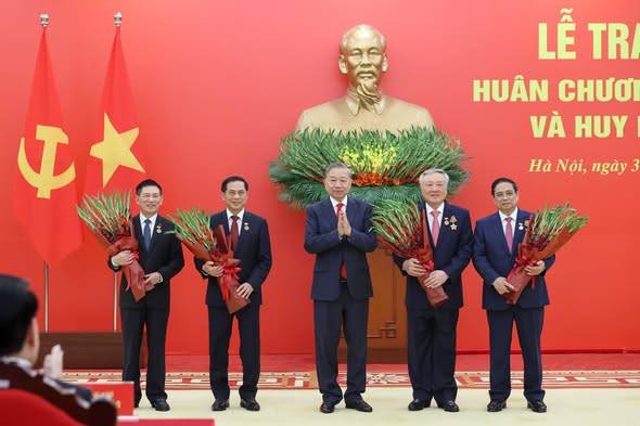 Tổng Bí thư Tô Lâm trao Huân chương Quân công hạng nhất và Huy hiệu Đảng tặng các đồng chí lãnh đạo, nguyên lãnh đạo