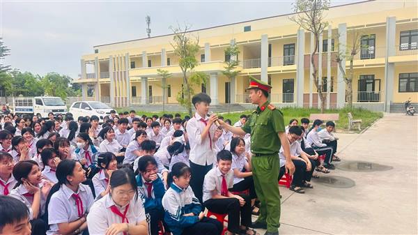 Trường THCS Đại Sơn tổ chức ngoại khóa tuyên truyền an toàn, phòng chống tệ nạn và tai nạn thương tích