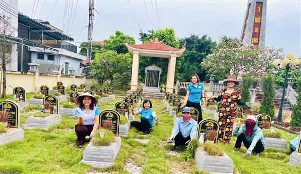 Hội Liên hiệp Phụ nữ xã Đại Sơn tổ chức lao động vệ sinh Nghĩa trang liệt sỹ, thiết thực chào mừng các ngày lễ lớn