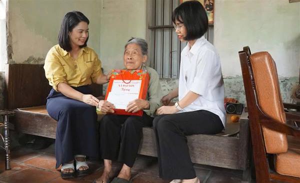 Lãnh đạo xã Đại Sơn thăm, tặng quà người khuyết tật nhân ngày 18/4