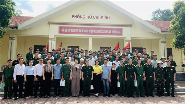 Lãnh đạo xã Đại Sơn thăm, tặng quà chiến sĩ mới nhập ngũ năm 2026