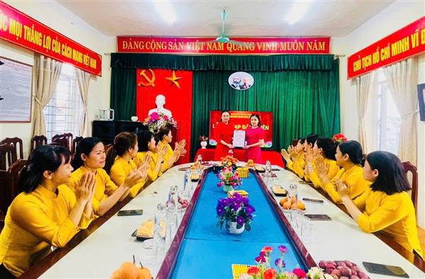 Chi bộ Trường Mầm non Bình Lãng tổ chức Lễ kết nạp Đảng viên mới nhân kỷ niệm Ngày sinh Chủ tịch Hồ Chí Minh