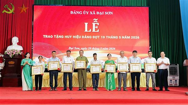 Đảng ủy xã Đại Sơn tổ chức Hội nghị trao tặng Huy hiệu Đảng, sơ kết mô hình chính quyền địa phương 02 cấp và quán triệt các văn bản mới của Trung ương, Thành ủy