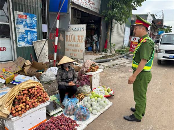 CÔNG AN XÃ ĐẠI SƠN TĂNG CƯỜNG TUYÊN TRUYỀN, VẬN ĐỘNG NGƯỜI DÂN CHẤP HÀNH QUY ĐỊNH VỀ TRẬT TỰ ĐÔ THỊ