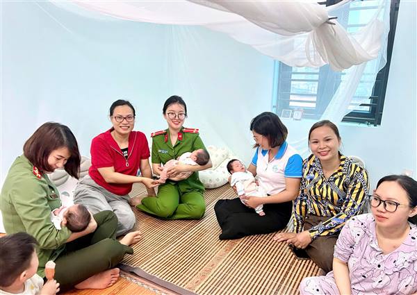  HƯỞNG ỨNG NGÀY CỦA MẸ 10/5, CHI HỘI PHỤ NỮ CÔNG AN XÃ ĐẠI SƠN THĂM, ĐỘNG VIÊN GIA ĐÌNH CHỊ N.T.N – TRƯỜNG HỢP SINH TAM THAI TỰ NHIÊN ĐẦY NGHỊ LỰC