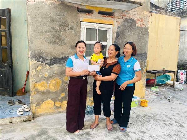 CÁC CHI HỘI PHỤ NỮ XÃ ĐẠI SƠN TỔ CHỨC THĂM HỎI, TẶNG QUÀ TRẺ EM CÓ HOÀN CẢNH KHÓ KHĂN NHÂN NGÀY QUỐC TẾ THIẾU NHI 1/6
