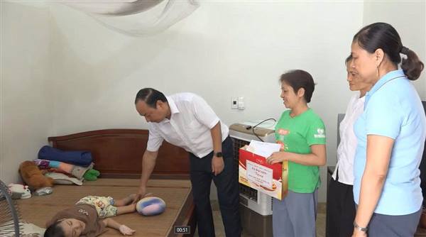 Lãnh đạo xã Đại Sơn thăm, tặng quà trẻ em có hoàn cảnh đặc biệt khó khăn nhân ngày 1/6