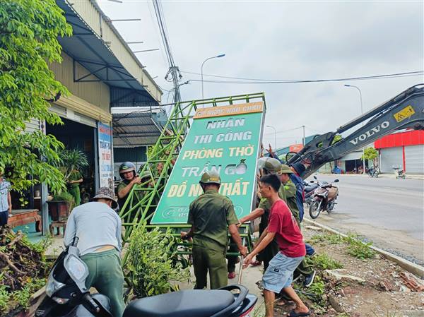 xã Đại Sơn tiếp tục ra quân lập lại trật tự đường hè, hành lang an toàn giao thông