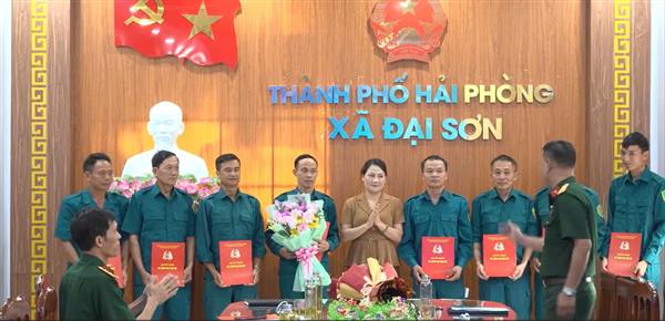 Đại Sơn công bố quyết định miễn nhiệm, bổ nhiệm Thôn đội trưởng