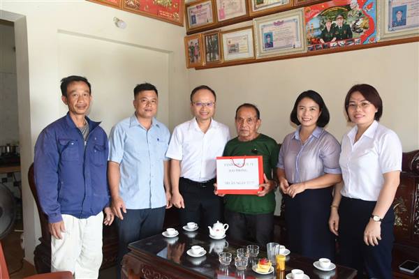 Tòa án nhân dân khu vực 11 - Hải Phòng thăm, tặng quà gia đình chính sách tại xã Đại Sơn nhân dịp 27/7