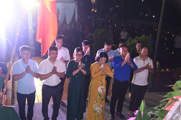 Đại Sơn tổ chức Lễ dâng hương, thắp nến tri ân tại 4 nghĩa trang liệt sĩ