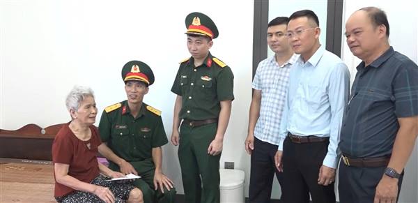 Ban Chỉ huy Quân sự xã Đại Sơn tặng quà gia đình chính sách nhân Ngày Thương binh - Liệt sĩ