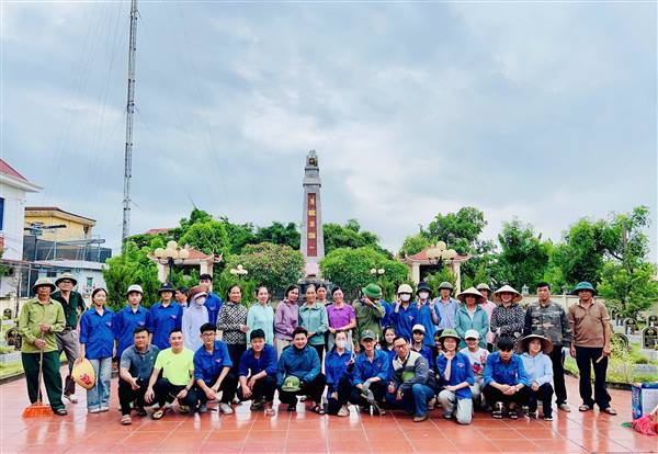 Phụ nữ xã Đại Sơn phối hợp các chi hội đoàn thể thôn Đại Đồng ra quân chỉnh trang Nghĩa trang Liệt sĩ, lan tỏa nghĩa tình tri ân