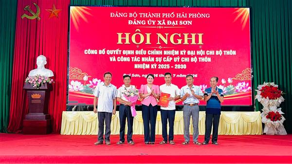 Đại Sơn công bố quyết định điều chỉnh nhiệm kỳ, kiện toàn cấp ủy chi bộ thôn