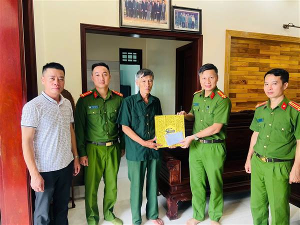 Công an xã Đại Sơn thăm, tặng quà gia đình cán bộ, chiến sĩ có thân nhân là thương binh, liệt sĩ