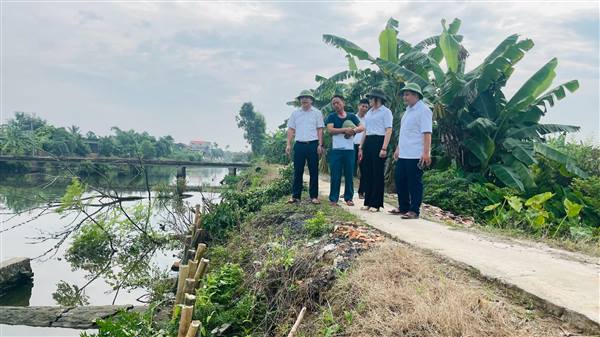 Đồng chí Đào Văn Soái, Chủ tịch UBND xã kiểm tra thi công gia cố bờ kênh tiêu chính trạm bơm Đò Neo.