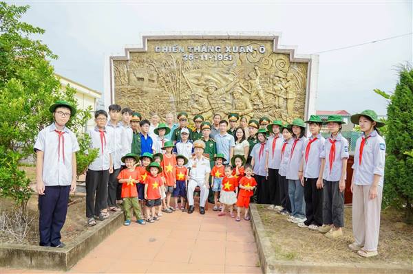 Chi hội Cựu chiến binh thôn Xuân Nẻo tổ chức sinh hoạt chuyên đề giáo dục truyền thống cách mạng