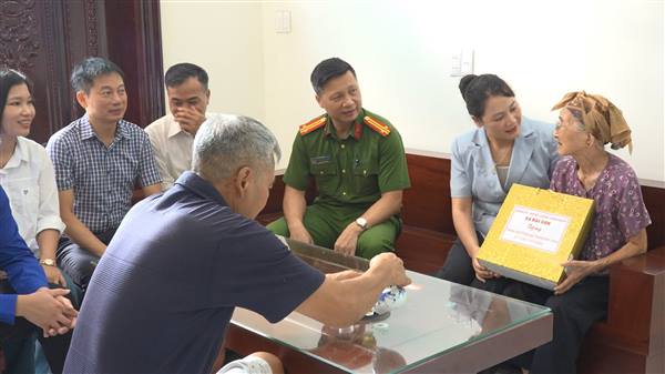 Đảng ủy xã đại sơn tổ chức các đoàn thăm, tặng quà người có công nhân dịp 27/7