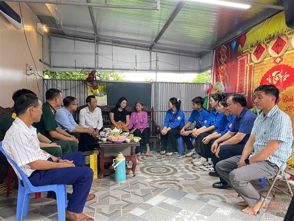 Đoàn Thanh niên xã Đại Sơn phối hợp tổ chức chương trình "Bữa cơm nghĩa tình" tri ân gia đình liệt sĩ