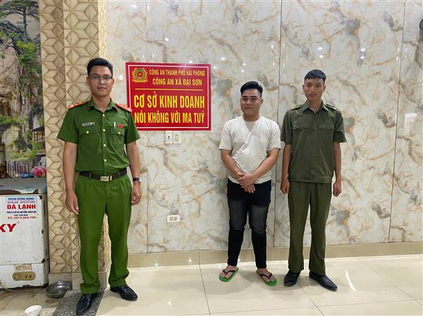 CÔNG AN XÃ ĐẠI SƠN ĐẨY MẠNH TUYÊN TRUYỀN, KÝ CAM KẾT PHÒNG, CHỐNG MA TÚY TẠI CÁC CƠ SỞ KINH DOANH CÓ ĐIỀU KIỆN VỀ ANTT
