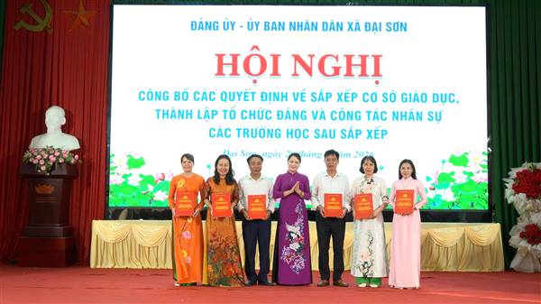 Đại Sơn công bố các quyết định về sắp xếp cơ sở giáo dục, tổ chức Đảng và công tác cán bộ