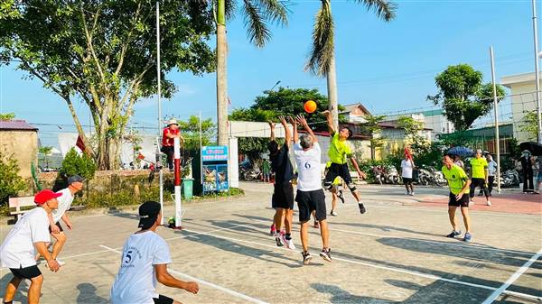 Hội Cựu chiến binh xã Đại Sơn tham gia Giải bóng chuyền hơi nam Cụm thi đua số 3