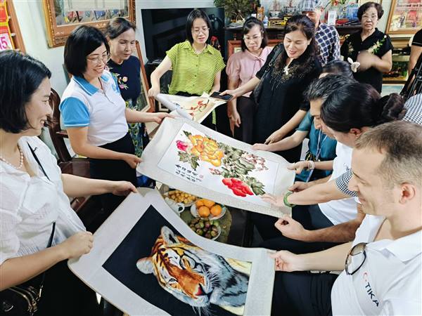 Phái đoàn Cơ quan Hợp tác và Điều phối Thổ Nhĩ Kỳ (TİKA) thăm và làm việc tại làng nghề thêu ren truyền thống thôn Xuân Nẻo