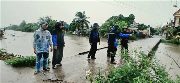 Phó Chủ tịch UBND xã Đại Sơn kiểm tra công tác tiêu úng, ứng phó bão số 4