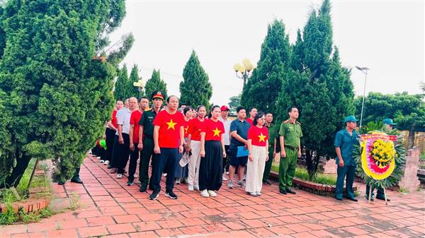 Đại Sơn: dâng hương, dâng hoa tưởng niệm các Anh hùng liệt sĩ nhân dịp Quốc khánh 02/9