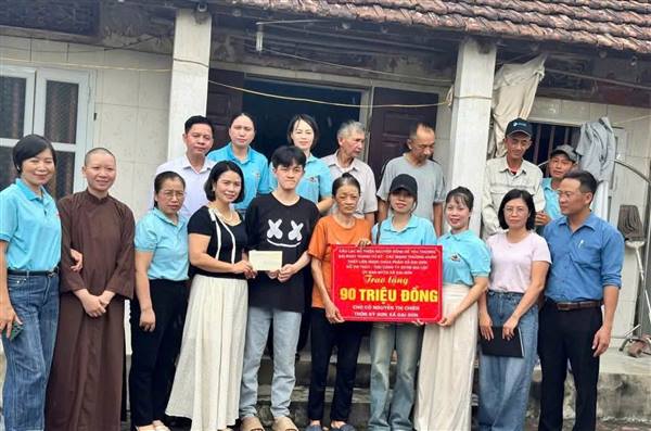 Trao 90 triệu đồng hỗ trợ cô Nguyễn Thị Chiên