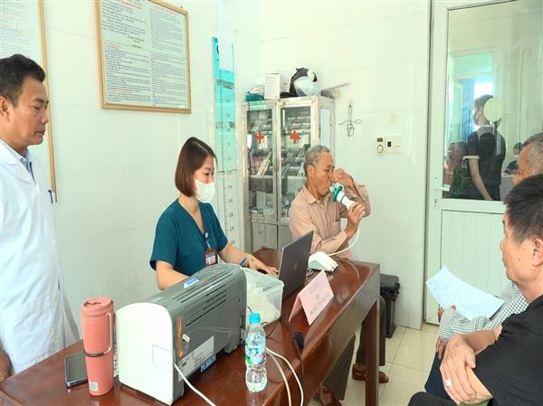 Hơn 300 người dân Đại Sơn được khám, sàng lọc miễn phí bệnh về phổi và đường hô hấp