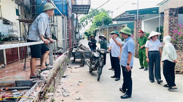 Lãnh đạo UBND xã Đại Sơn kiểm tra, đôn đốc tháo dỡ công trình vi phạm trên tuyến kênh tưới chính