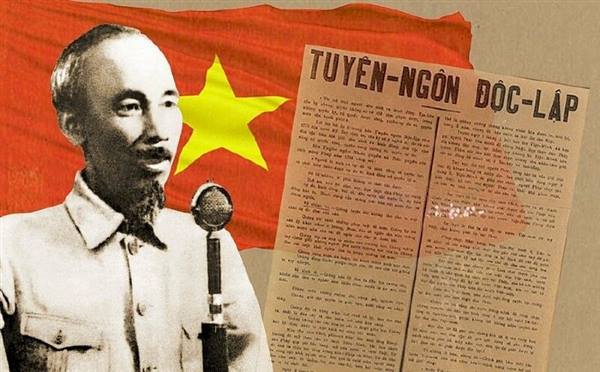 Nghe Tuyên ngôn Độc lập do Chủ tịch Hồ Chí Minh đọc sáng 2-9-1945