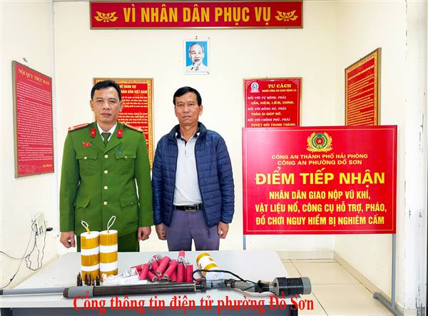 CÔNG AN PHƯỜNG ĐỒ SƠN TIẾP NHẬN PHÁO VÀ VŨ KHÍ DO NHÂN DÂN TỰ NGUYỆN GIAO NỘP